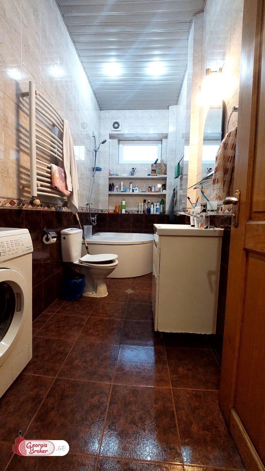 продается квартира с новым ремонтом 5-комнат